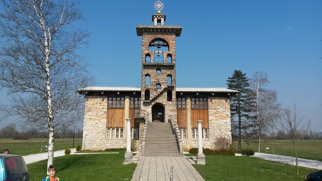 Skriti biser Črne vasi: Cerkev svetega Mihaela kot arhitekturni dragulj in gradbena inspiracija